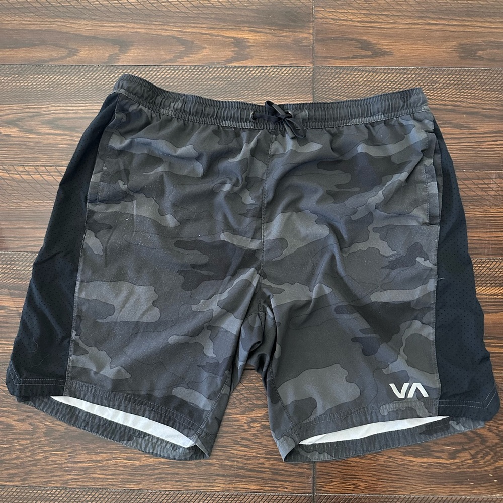 RVCA active shorts 
Black camo
Used condition